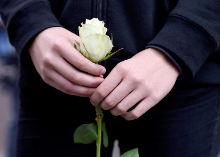 Θρήνος και οδύνη για τη 13χρονη Κατερίνα – Στα λευκά το τελευταίο αντίο στον μικρό Άγγελο