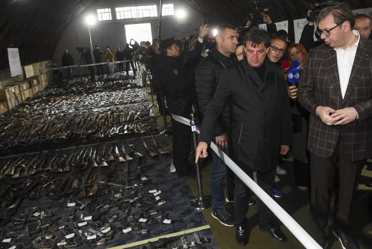 Σερβία: Πολίτες παρέδωσαν 13.500 παράνομα όπλα, μετά τους μαζικούς πυροβολισμούς