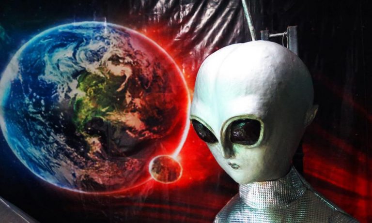 Tα UFO σκοτώνουν πρόβατα στην Ουαλία ισχυρίζεται μία νεαρή “κυνηγός UFO”