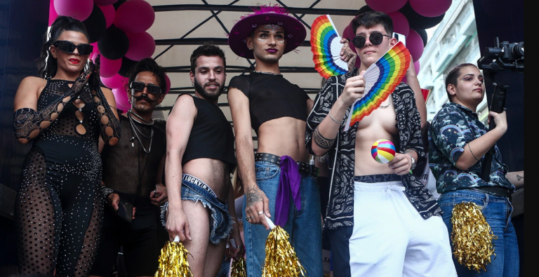 Θεσσαλονίκη: Ανήλικοι πέταξαν πέτρες και «γιούχαραν» τους συμμετέχοντες στην παρέλαση του Pride