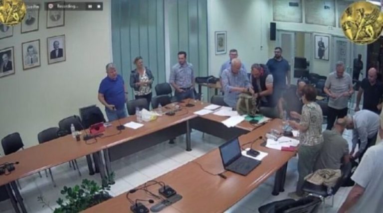 ΔΗΜΟΤΙΚΟΣ ΣΥΜΒΟΥΛΟΣ ΣΤΗ ΧΙΟ ΚΑΤΕΡΡΕΥΣΕ ΤΗΝ ΩΡΑ ΤΗΣ ΣΥΝΕΔΡΙΑΣΗΣ – ΤΟΝ ΠΗΓΑΝ ΜΕ ΙΧ ΣΤΟ ΝΟΣΟΚΟΜΕΙΟ ΓΙΑΤΙ ΔΕΝ ΥΠΗΡΧΕ ΑΣΘΕΝΟΦΟΡΟ – ΤΕΤΑΡΤΟ ΠΕΡΙΣΤΑΤΙΚΟ ΣΕ ΜΙΑ ΕΒΔΟΜΑΔΑ – ΚΑΘΕ ΜΕΡΑ ΚΑΙ ΕΝΑΣ ΘΑΝΑΤΟΣ