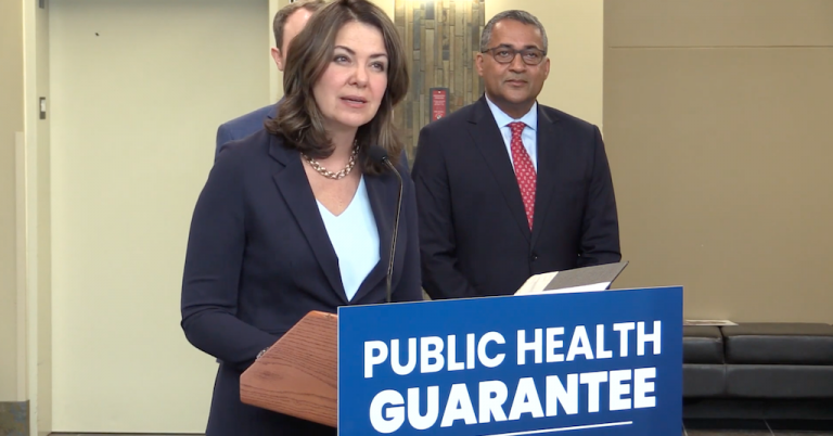 Η πρώτη σημαντική πολιτικός του κόσμου ζητά συγγνώμη από τους ανεμβολίαστους: «Είχατε δίκιο, εμείς κάναμε λάθος»