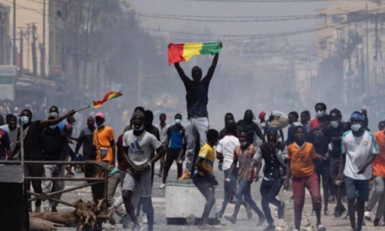 Τρίτη νύχτα επεισοδίων στην Σενεγάλη: Τους 15 έφτασαν οι νεκροί