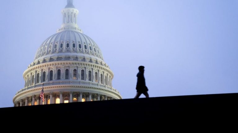 Το δημόσιο χρέος των ΗΠΑ ξεπέρασε τα 32 τρισ. δολάρια για πρώτη φορά. Αυτό είναι εννέα χρόνια νωρίτερα από τις προβλέψεις
