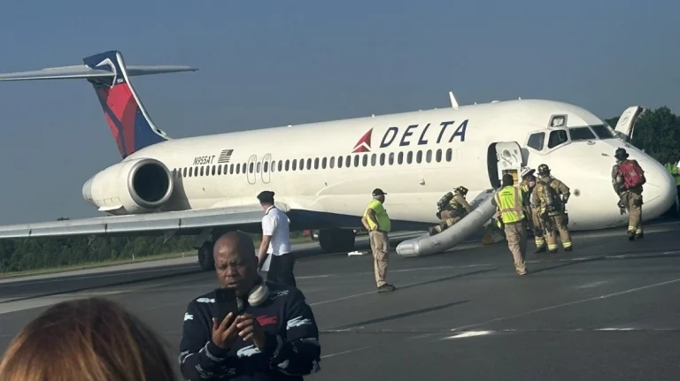 Τρόμος στον αέρα: Αεροπλάνο της Delta Airlines προσγειώθηκε με το ρύγχος