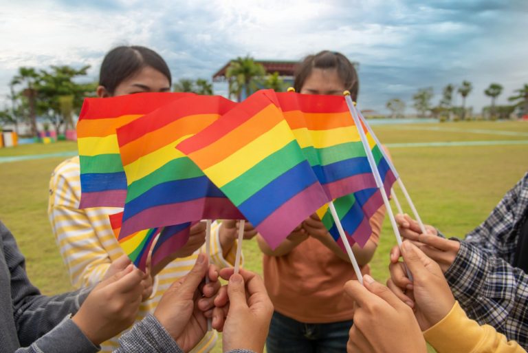 Έβαλαν μαθητές δημοτικού να κάνουν «παρέλαση υπερηφάνειας»!!