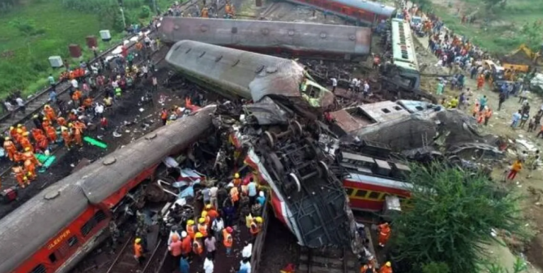 Ινδία: Τους 288 έχουν φτάσει οι νεκροί από τη σύγκρουση τρένων