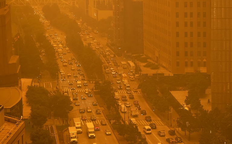 Ο Καναδάς καίγεται, οι ΗΠΑ πνίγονται στον καπνό – Τρομακτικές εικόνες με την πορτοκαλί καταχνιά