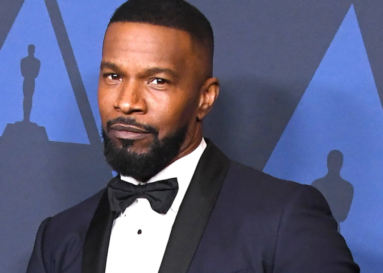 MSN> O Jamie Foxx έμεινε παράλυτος και τυφλός μετά το εμβόλιο COVID-19