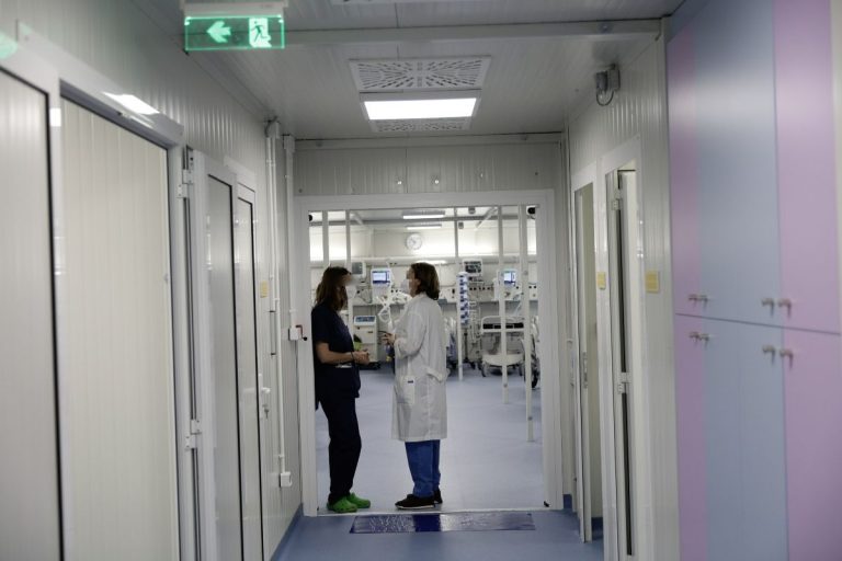 Πέφτoυν σαν τα κοτόπουλα εργαζόμενοι σε νοσοκομεία!!! Ανακοίνωση «ΒΟΜΒΑ»