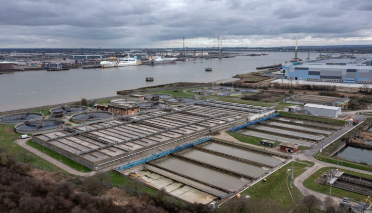 Η Βρετανία ιδιωτικοποίησε τα νερά της πριν τρεις δεκαετίες. Σήμερα, κινδυνεύουν να διψάσουν 15 εκατ. Λονδρέζοι