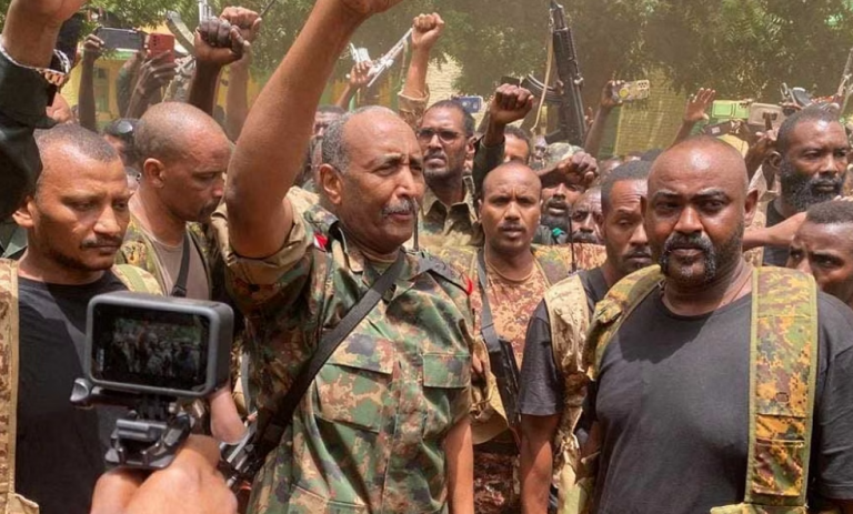 Πόλεμος στο Σουδάν: Ο στρατός διακόπτει τις διαπραγματεύσεις και βγάζει το βαρύ πυροβολικό