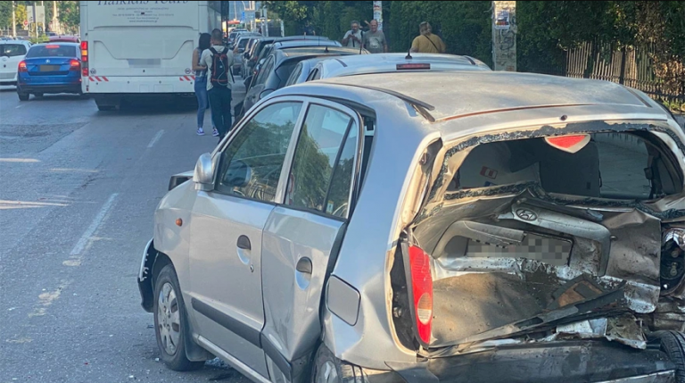 Θεσσαλονίκη: Τουριστικό λεωφορείο έπεσε σε 10 σταθμευμένα αυτοκίνητα στην Εγνατία