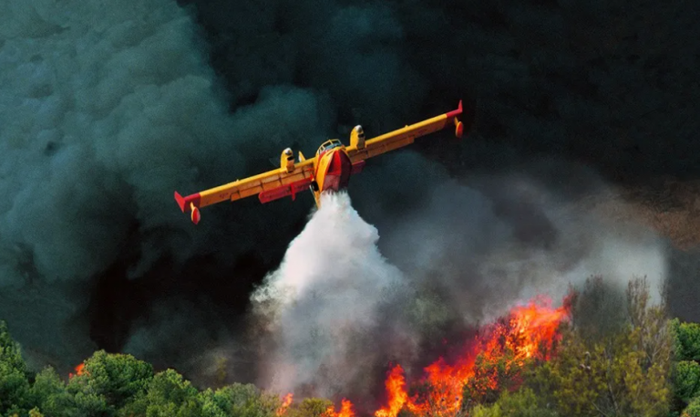 ΑΠΙΣΤΕΥΤΟ ΒΙΝΤΕΟ που προκαλεί ΑΝΑΤΡΙΧΙΛΑ! Πιλότος βουτάει μέσα στα φλεγόμενα βουνά!