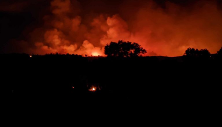 Εφιαλτική η κατάσταση στη Ρόδο: Μήνυμα στο «112» για εκκένωση σε Γεννάδι και Κιοτάρι – Εγκλωβισμένοι κάτοικοι σε παραλία