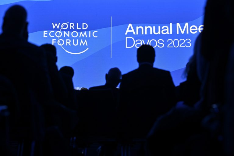 Γελώντας ο γκουρού ομολογεί στο WEF: «Θέλω λιγότερες ψυχές στον πλανήτη»!!
