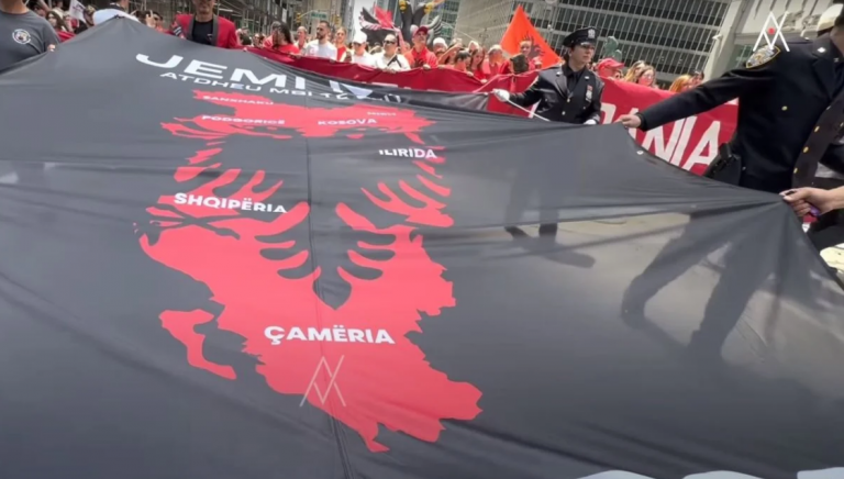 Αλβανοί παρελαύνουν στους δρόμους της Νέας Υόρκης με χάρτη που δείχνει την Κέρκυρα και την Ήπειρο αλβανικές!