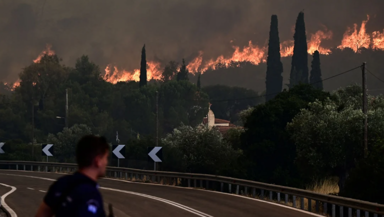 Μαίνονται οι πυρκαγιές για τρίτη μέρα – Μάχη για να μη φτάσει η φωτιά στην Eθνική Οδό στο ύψος των διυλιστηρίων