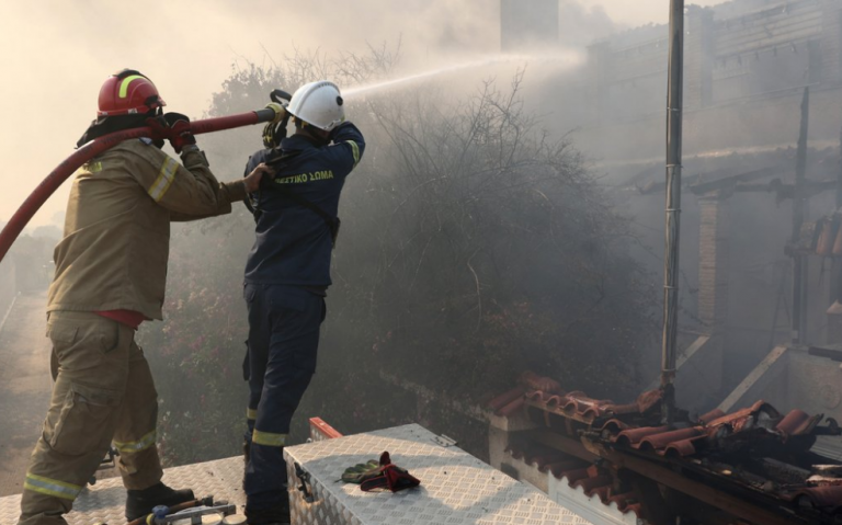 Αναζωπυρώθηκε η φωτιά στη Σαρωνίδα στις περιοχές Πανόραμα και Ανάβυσσο