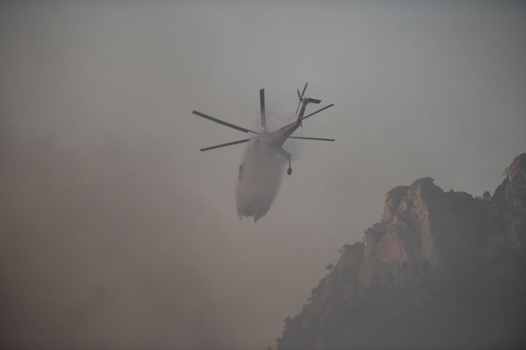 Μεγάλη αναζωπύρωση σε Κάρυστο – Εκκενώνονται οικισμοί – Κάηκαν σπίτια στη Ρόδο