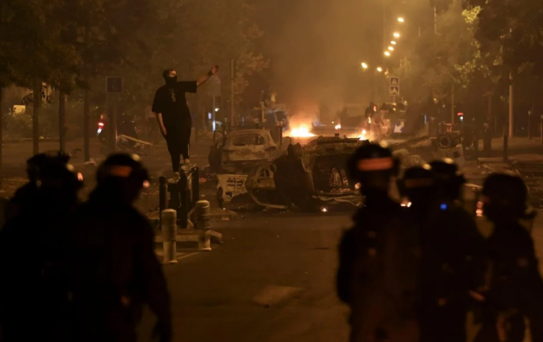 ΣΥΜΠΤΩΣΗ ΔΟΚΙΜΑΝΤΕΡ ΤΟΥ NETFLIX ΠΡΟ ΕΝΟΣ ΕΤΟΥΣ ΠΡΟΕΒΛΕΨΕ ΟΛΑ ΟΣΑ ΓΙΝΟΝΤΑΙ ΣΤΗ ΓΑΛΛΙΑ ΣΗΜΕΡΑ