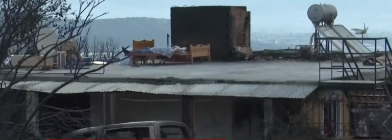 Για 5η μέρα κοιμάται ο παππούς στην ταράτσα του καμένου σπιτιού του στη Μάνδρα – Άφαντη η Πολιτεία