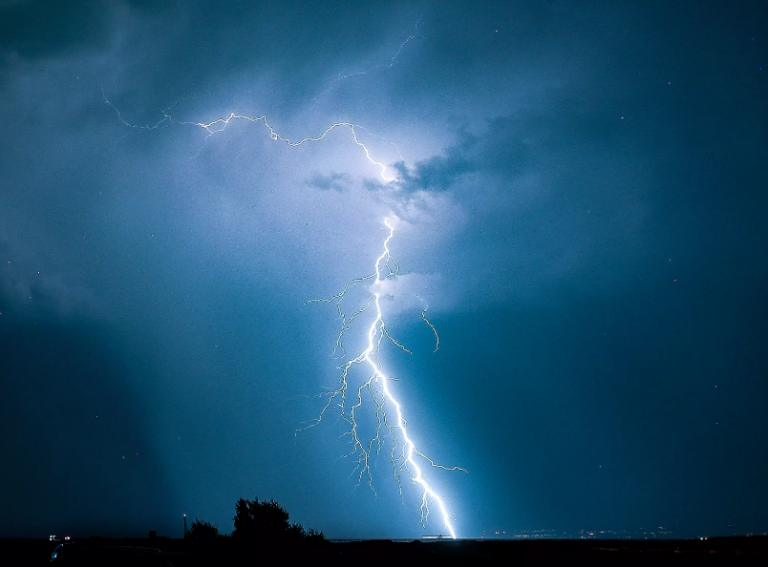 Κεραυνός χτύπησε έναν αστυνομικό και έναν πιλότο ελικοπτέρου που πήγαν να βοηθήσουν τραυματίες από πτώση… κεραυνού