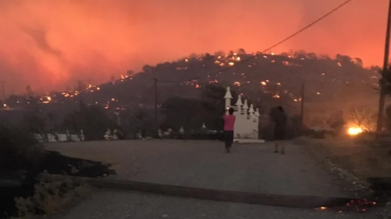 Φωτιά στη Ρόδο: Μαίνεται το μεγάλο μέτωπο – Ανησυχία για τον «ακραίο κίνδυνο» σήμερα