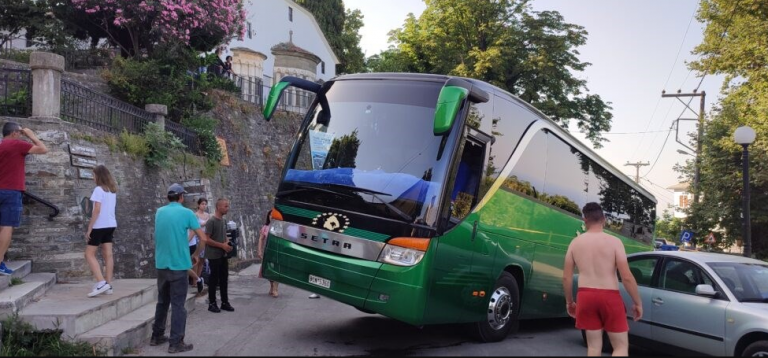 Λεωφορείο σηκώθηκε στον «αέρα» στη Ζαγορά Πηλίου
