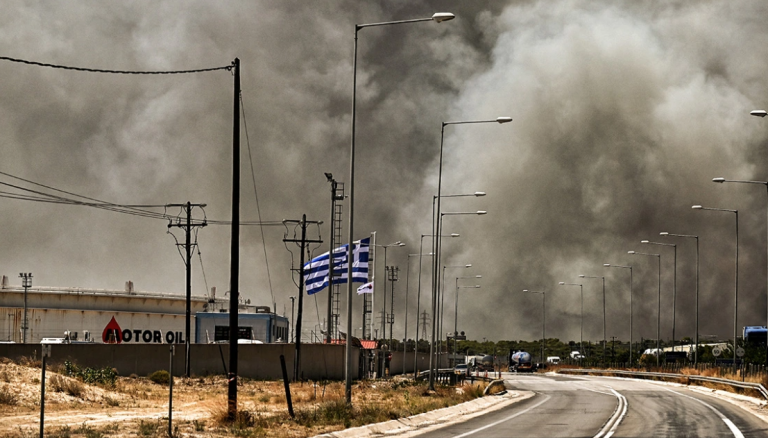 Φωτιά στο Λουτράκι: Μήνυμα του 112 – Εκκένωση του οικισμού Γλυκιά Ζωή προς Αγίους Θεοδώρους