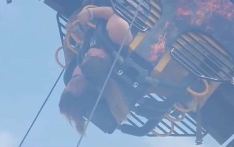 Τρενάκι σε λούνα παρκ στις ΗΠΑ «κόλλησε» και οι επιβάτες κρέμονταν ανάποδα για ώρες – «Υπήρξε μηχανική βλάβη»