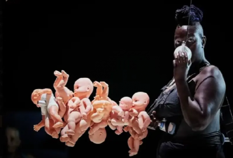 Μαύρες Γαλλίδες καρφώνουν λευκά μωρά σε πάσσαλο και «σταυρώνονται» με αυτόν – Η παράσταση που έκανε… «πυρ και μανία» τους Γάλλους