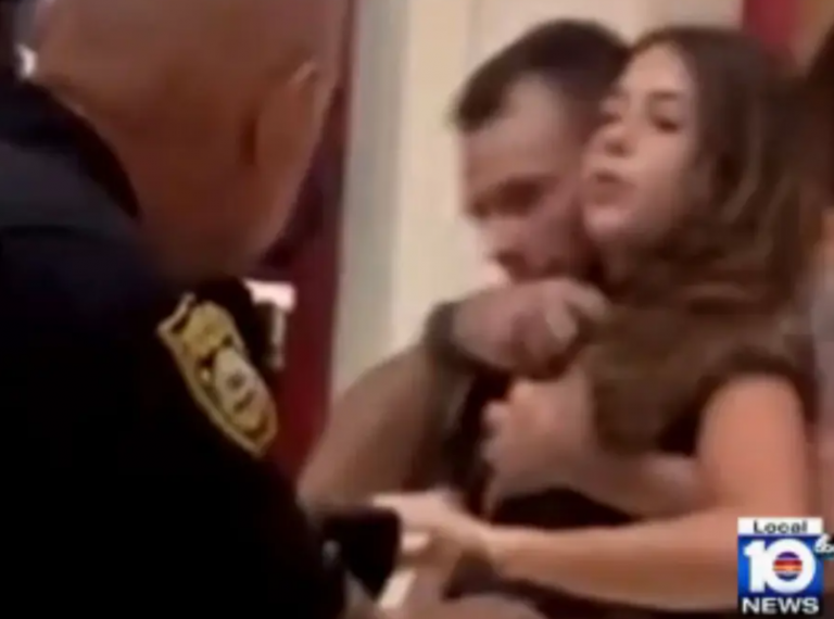 Φλόριντα: Συγκλονιστικά πλάνα δείχνουν δραπέτη φυλακών να κρατάει ομήρους μητέρα και κόρη