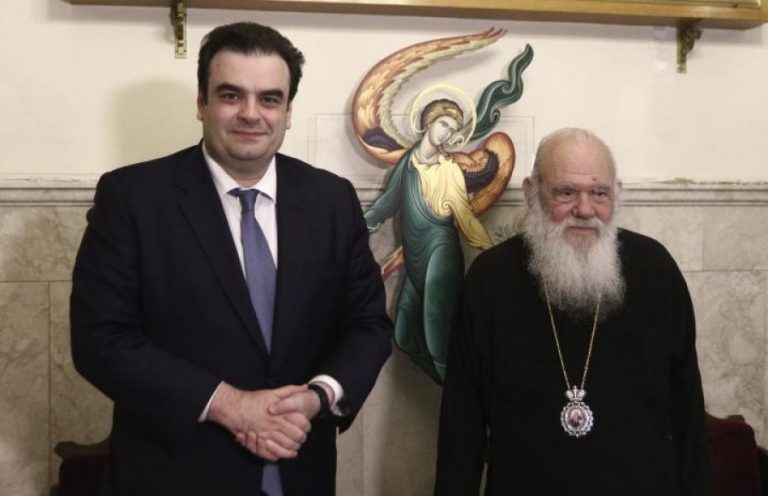 Την αντικατάσταση των εικόνων στους ναούς με τάμπλετ ανακοίνωσε ο Πιερρακάκης