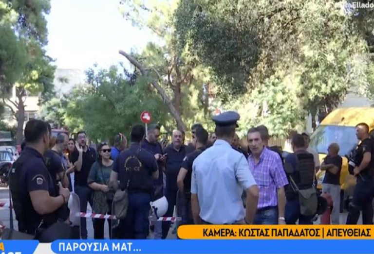 Δραματικές εικόνες στα Πατήσια: Γυναίκα απειλεί να πέσει στο κενό γιατί το σπίτι της βγαίνει σε πλειστηριασμό
