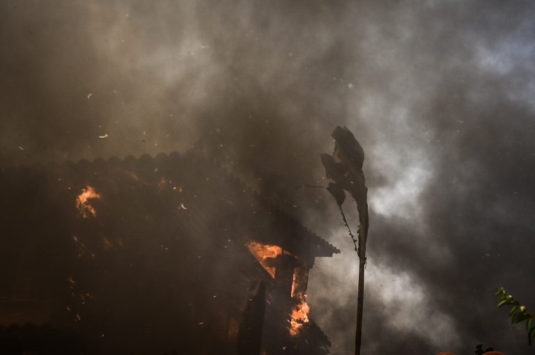Φωτιά στον Κουβαρά: Καίγονται σπίτια και αυτοκίνητα – Νέο μήνυμα από 112 – Πληροφορίες για εγκλωβισμένους (upd 2)