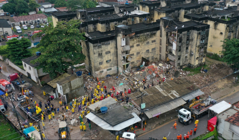 Τουλάχιστον 8 νεκροί εκ των οποίων δύο μικρά παιδιά από κατάρρευση πολυκατοικίας στη Βραζιλία