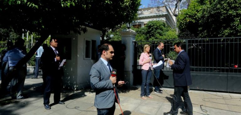 Ο αυτοκτονικός στρουθοκαμηλισμός των Ελλήνων εκδοτών και δημοσιογράφων για τα εμβόλια COVID-19 είναι η απόλυτη υπερπαραγωγή