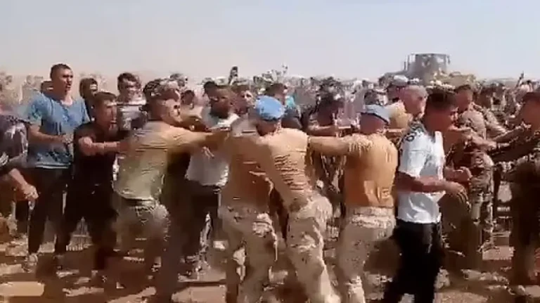 Νέο βίντεο από τη νεκρή ζώνη στην Κύπρο: Τουρκοκύπριοι επιτίθενται με κλωτσιές και μπουνιές σε μέλη του ΟΗΕ