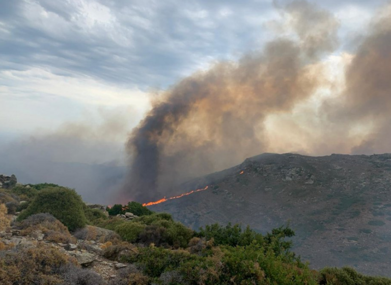 Φωτιά στην Άνδρο – Μήνυμα 112 για εκκένωση του χωριού Γίδες