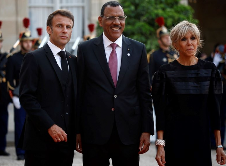 Νίγηρας: Το στρατιωτικό καθεστώς θα δικάσει τον πρόεδρο Μπαζούμ για «εσχάτη προδοσία»