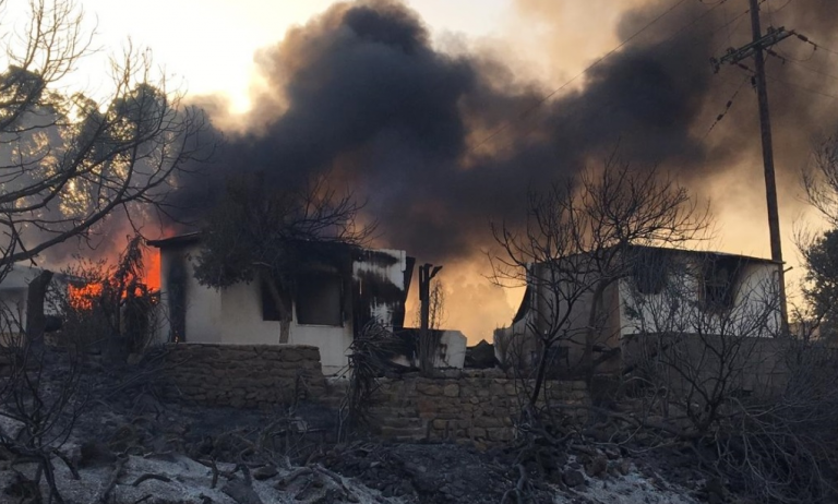 «Κόκκινα» 118 κτίρια σε Αττική, Κορινθία, Ρόδο – Ολοκληρώθηκε η βασική φάση της καταγραφής ζημιών από τις πυρκαγιές