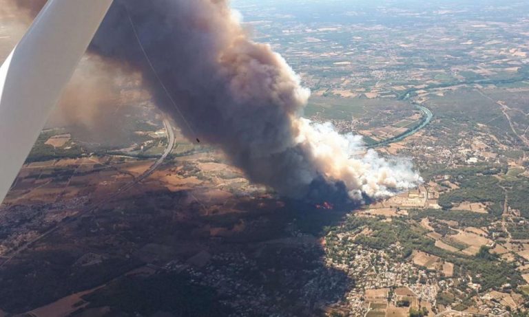 Τεράστια πυρκαγιά καίει τη νότια Γαλλία – 3.000 άνθρωποι έχουν απομακρυνθεί
