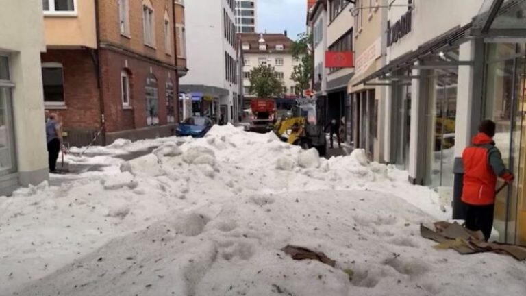 Γερμανία: Μεγάλη χαλαζόπτωση στο Ρόιτλινγκεν – Βγήκαν εκχιονιστικά στους δρόμους