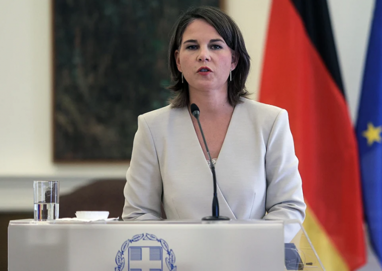 Βλάβη στο αεροσκάφος της γερμανίδας ΥΠΕΞ : Περιπέτεια στον αέρα για την Μπέρμποκ