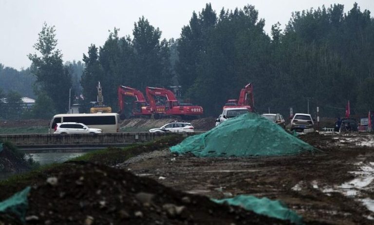 Κίνα: Τόνοι σκουπιδιών επιπλέουν στα νερά μετά την ιστορική βροχόπτωση