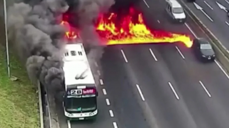 Αργεντινή: Λεωφορείο πήρε φωτιά στη μέση του δρόμου – Έτρεχαν να σωθούν οι επιβάτες