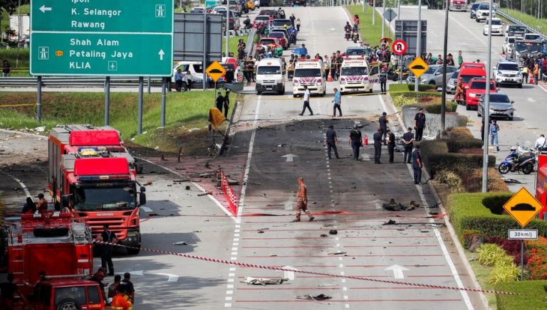 Μαλαισία: Αεροπλάνο συνετρίβη σε αυτοκινητόδρομο – Τουλάχιστον 10 νεκροί