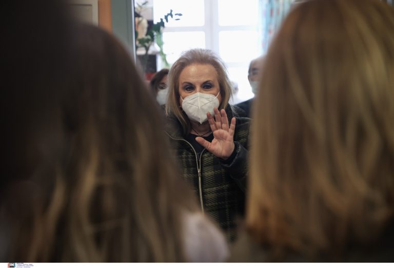 Τα «μπάνια του λαού» και το «υπερεμβόλιο»: Η Παγώνη χαμογέλασε και μετά σοβάρεψε – ΒΙΝΤΕΟ