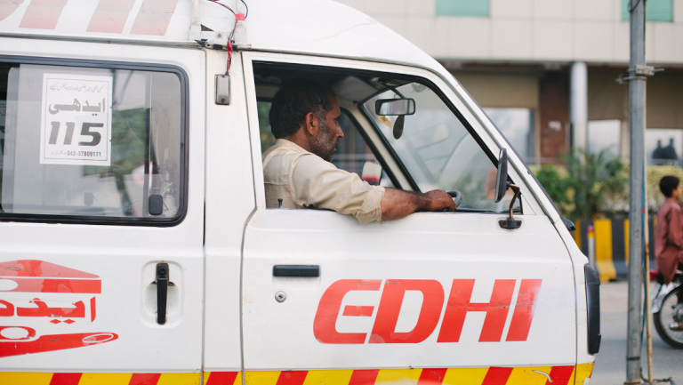 Πακιστάν: Τουλάχιστον 4 νεκροί και 18 τραυματίες από τη σύγκρουση λεωφορείου με φορτηγό στο Καράτσι